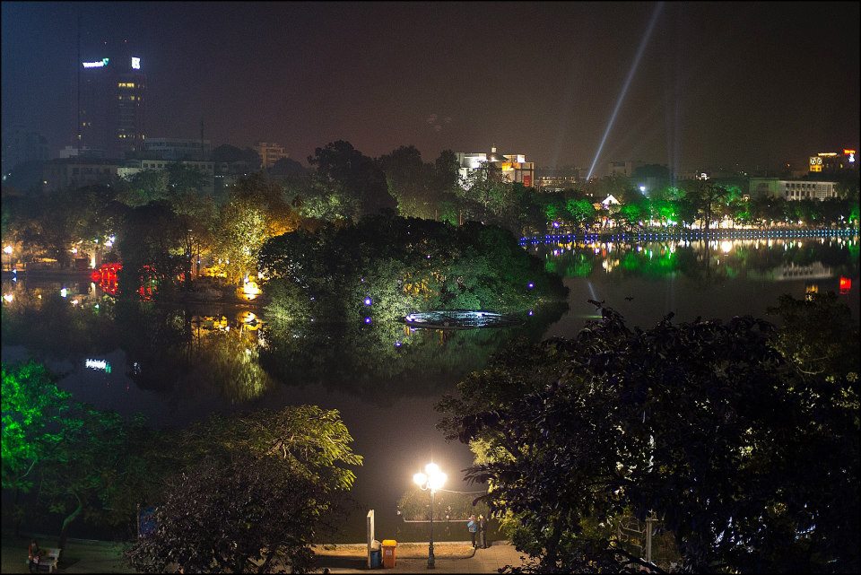 Hoan Kiem Lake at night